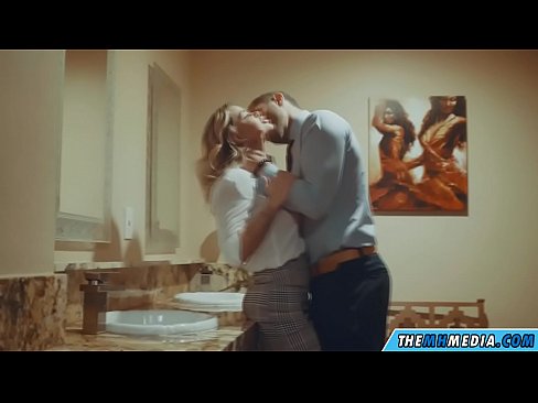 ❤️ Том биетэй шаргал үст таныг нийтийн бие засах газар уруу татах үед Чанартай секс манайд ❤